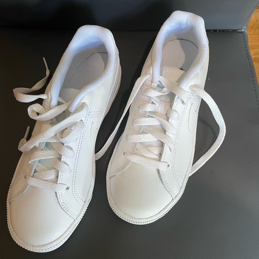 Women’s court Royale triple white size 6